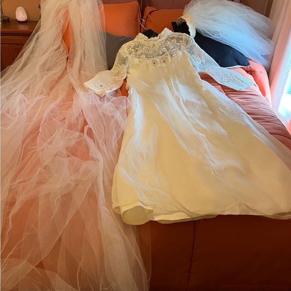 Elegant White Lace Wedding Dress with Veil